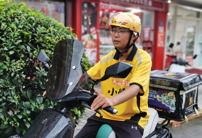架交警：不是为难大家是为了安全尊龙凯时电动车不允许安装手机支(图2)